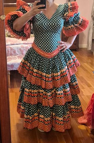 Traje de flamenca verde con lunares blancos.