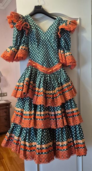 Traje de flamenca verde con lunares blancos.