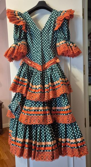 Traje de flamenca verde con lunares blancos.