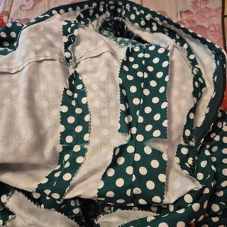 Traje de flamenca verde con lunares blancos.