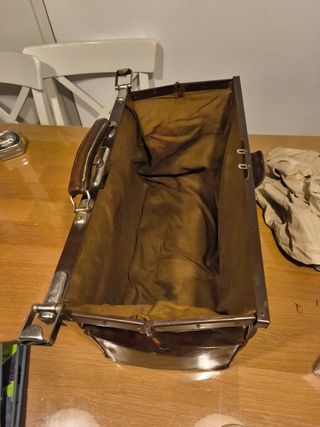 Maletín de cuero antiguo para coleccionistas