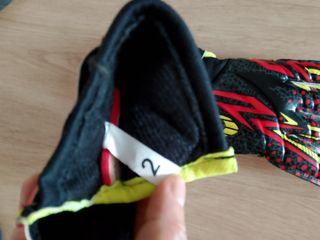 Guantes de portero rojos y negros
