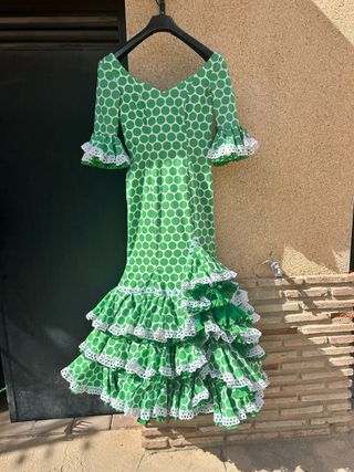 Vestido de flamenca verde con lunares blancos
