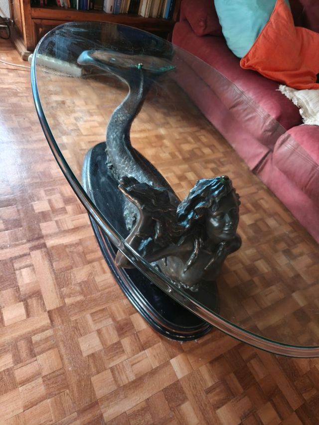 Mesa de centro con figura de sirena