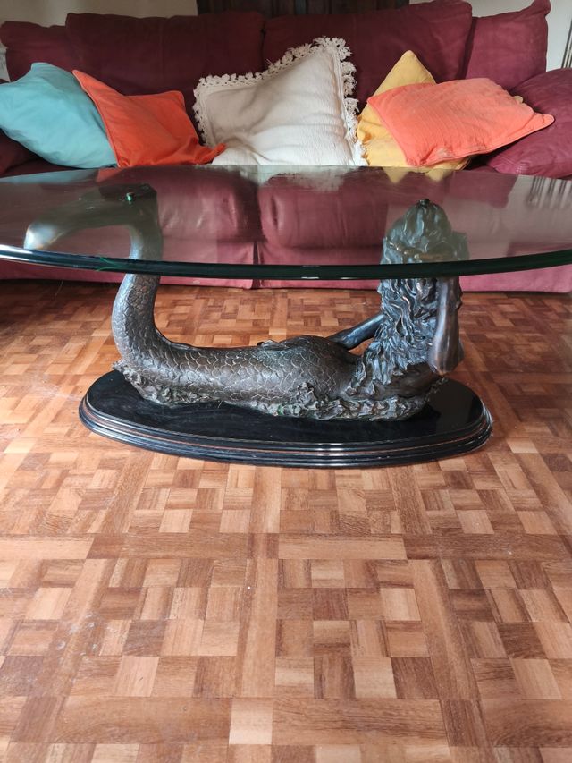 Mesa de centro con figura de sirena