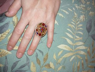 Anillo estilo Swarovski con piedras multicolor