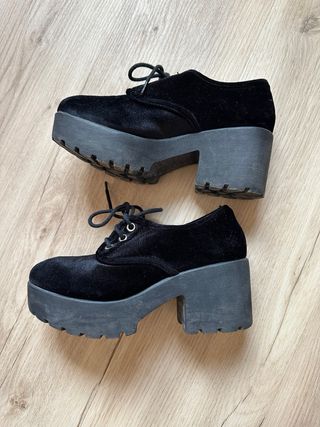 Zapatos negros de plataforma con cordones