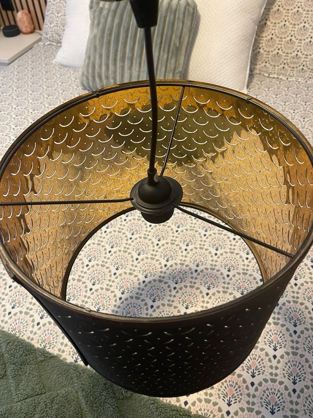 Lámpara de techo negra y dorada