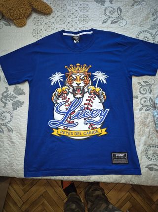 Camisa azul rey con logo
