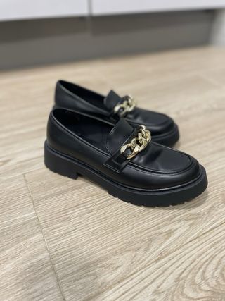 Mocasines negros con cadena dorada mujer