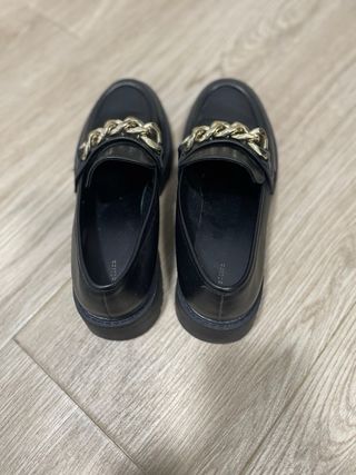 Mocasines negros con cadena dorada mujer