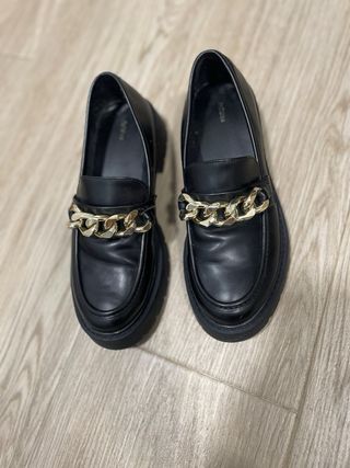 Mocasines negros con cadena dorada mujer