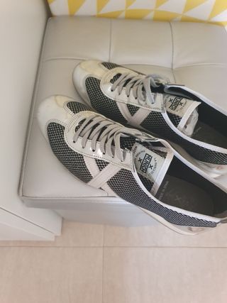 Zapatillas Munich Negras y Blancas