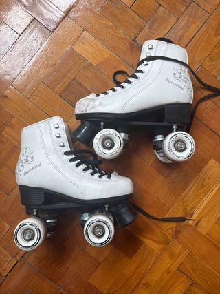 Patines de 4 ruedas Boomerang y maleta con ruedas.