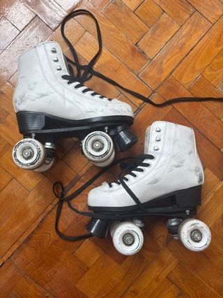 Patines de 4 ruedas Boomerang y maleta con ruedas.