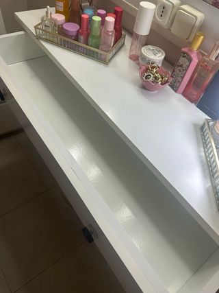 Tocador con cajón y espejo iluminado.