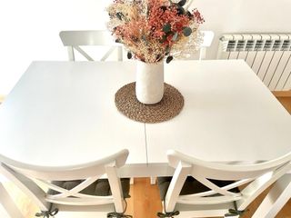 Mesa comedor y 4 sillas Ikea blancas