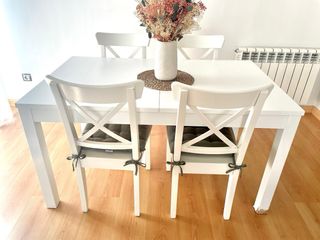 Mesa comedor y 4 sillas Ikea blancas