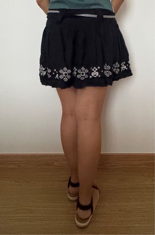 Falda negra bordada