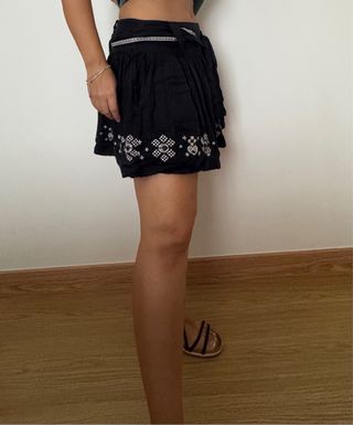 Falda negra bordada