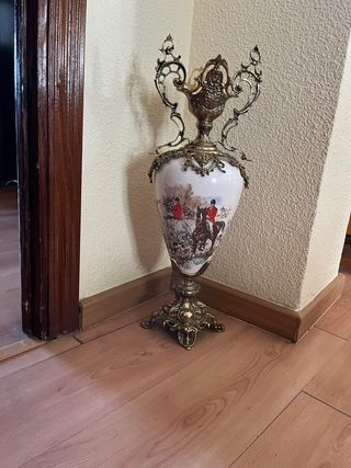 Jarrón decorativo de metal y porcelana