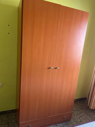 Armario de madera marrón