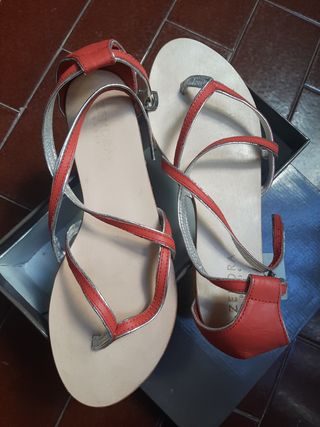 Sandalias Zendra Rojas y Plateadas Talla 40