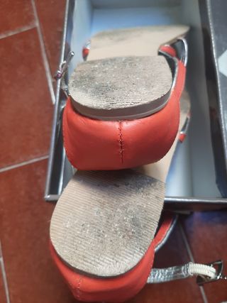 Sandalias Zendra Rojas y Plateadas Talla 40