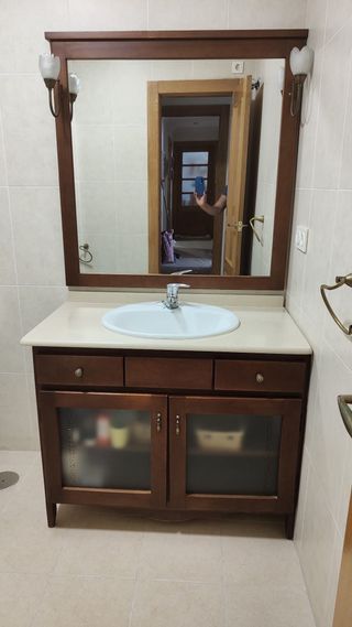 Mueble de baño con lavabo y espejo. Madera maciza