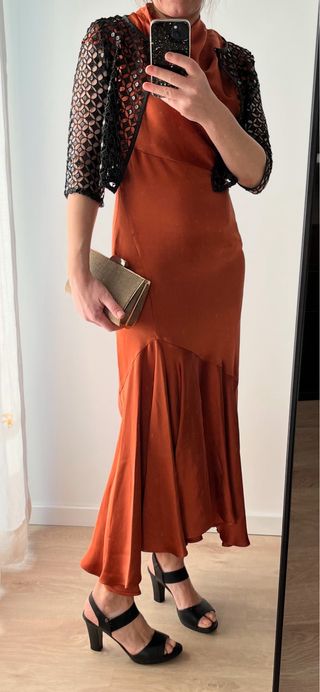 Vestido MAKSÚ naranja midi fiesta.
