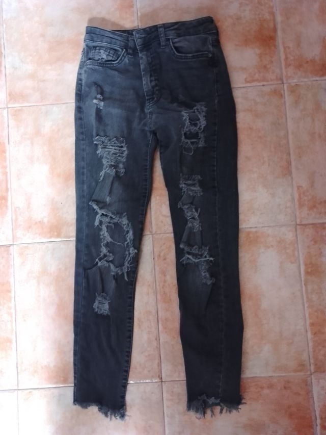 Vaqueros negros rotos
