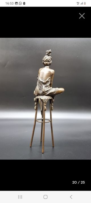 Figura de bronce mujer sentada