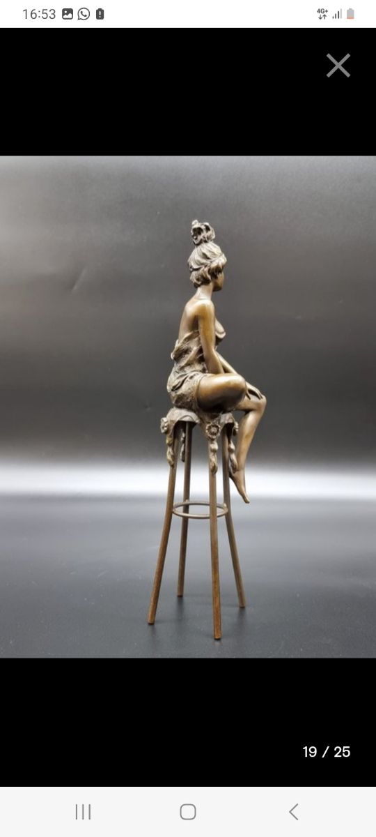 Figura de bronce mujer sentada