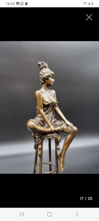 Figura de bronce mujer sentada