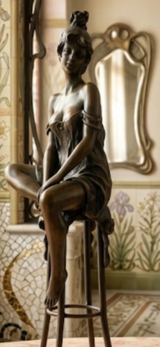 Figura de bronce mujer sentada
