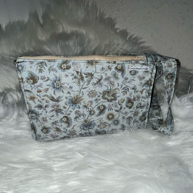 Bolso de mano floral con 3 compartimentos