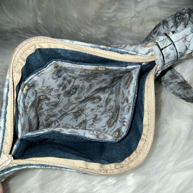 Bolso de mano floral con 3 compartimentos