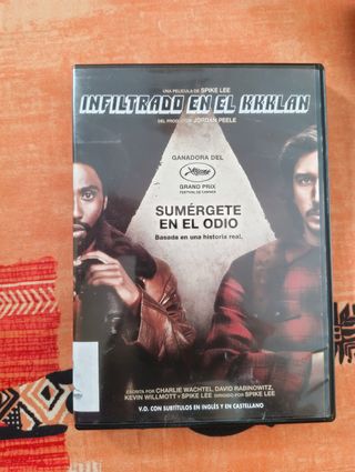 Películas en DVD con libros de inglés.