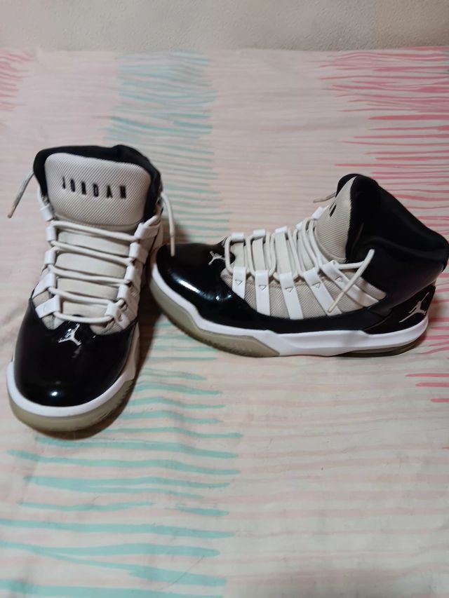 Jordan Aura Max Negras Talla 41