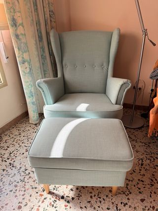 Sillón orejero con reposapiés