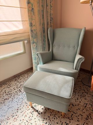 Sillón orejero con reposapiés