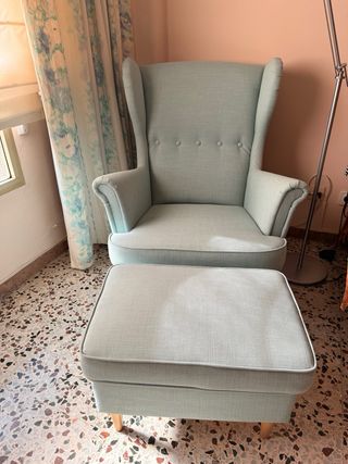 Sillón orejero con reposapiés