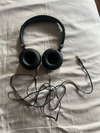 Auriculares negros con cable
