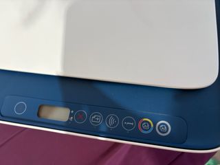 Impresora HP azul y blanca