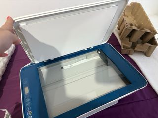 Impresora HP azul y blanca