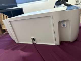 Impresora HP azul y blanca