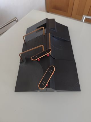 Skatepark con 2 skateboard