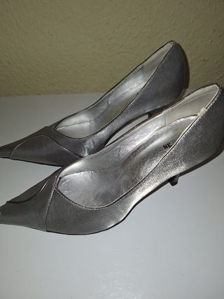 Zapatos de tacón plateados talla 38