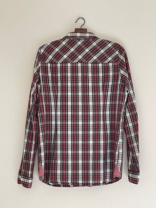 Camisa de cuadros roja, verde, blanca y amarilla