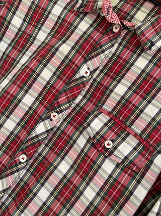Camisa de cuadros roja, verde, blanca y amarilla